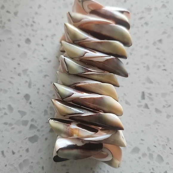 Seashell Stretchable Bracelet. - Picture 2 of 6